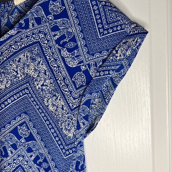 Pink Rose Blouse tshirt blue and white design small - Picture 2 of 6